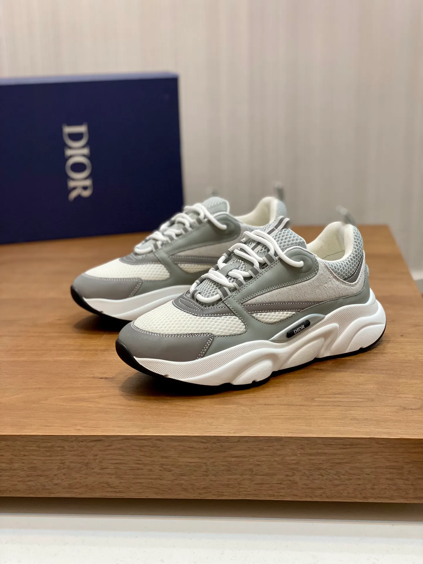Factory price: 500💰 Dior B22 men's jogging fashion sneakers. This item draws inspiration from retro jogging shoes. It adopts a thick low-top design, with an upper made of leather and mesh fabric, and a black and white engraved rubber sole. The side is decorated with an embossed "Di~r" logo. Code number: 38-45 (38, 45, 46 can be customized)